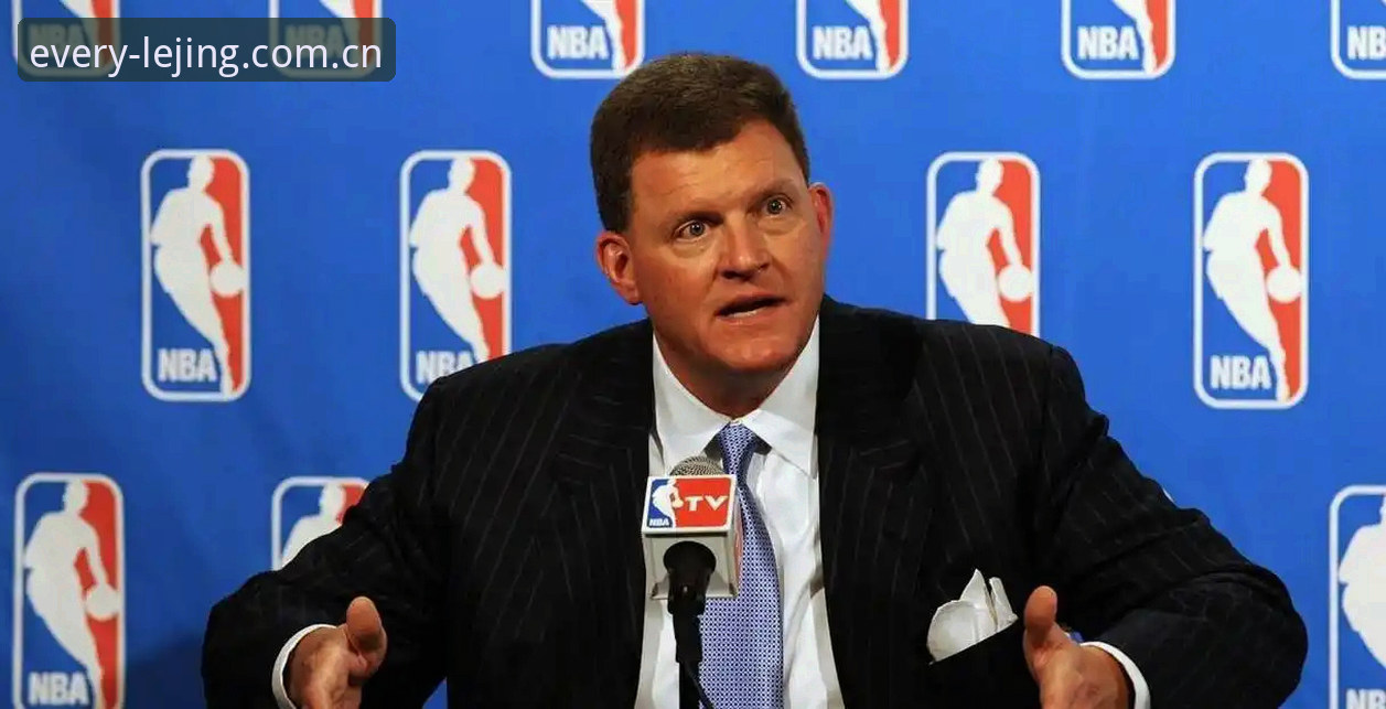 今年NBA管理层的一个有趣趋势是：数据分析岗位的人员流动，比球员交易还频繁。这不，湖人刚刚敲定了一笔“幕后签约”——前鹈鹕篮球分析协调员多米尼克·萨曼吉正式加盟，担任球队篮球分析师。